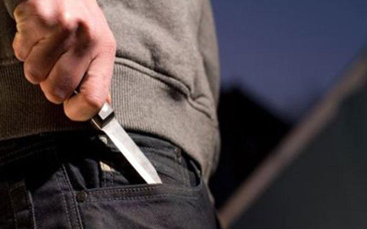 Ληστής απείλησε υπάλληλο με μαχαίρι και έκλεψε 1.000 ευρώ από το ταμείο
