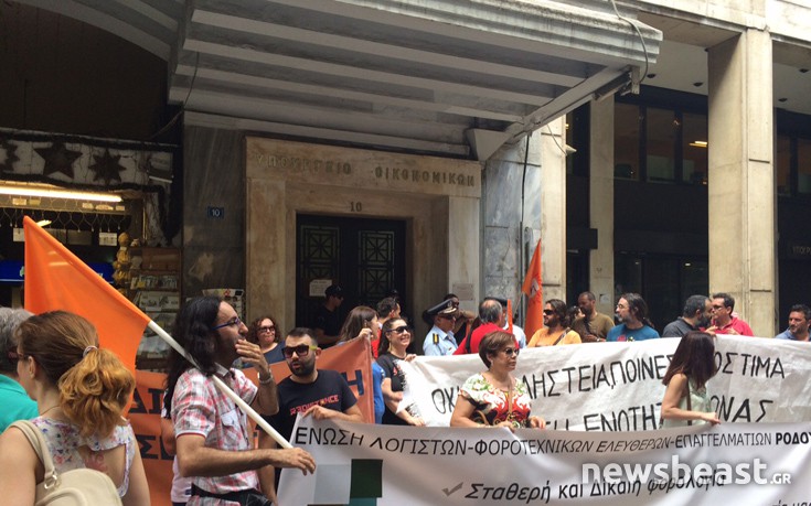 Διαμαρτυρία φοροτεχνικών στο υπουργείο Οικονομικών