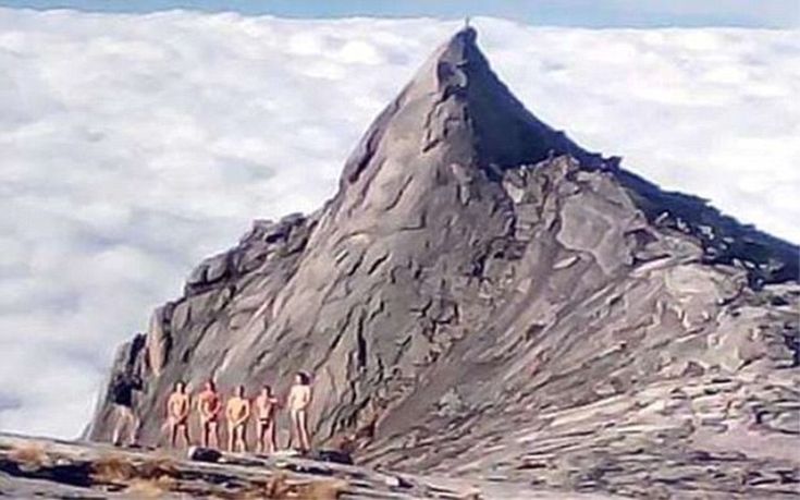 Απελαύνονται από την Μαλαισία οι τουρίστες που πόζαραν γυμνοί πάνω σε ένα «ιερό» βουνό