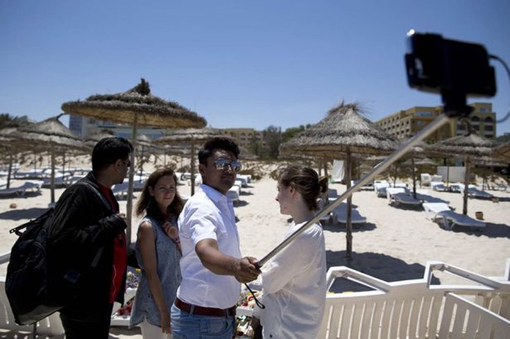 Οργή για τουρίστες που βγάζουν selfies στο τόπο της τραγωδίας στην Τυνησία