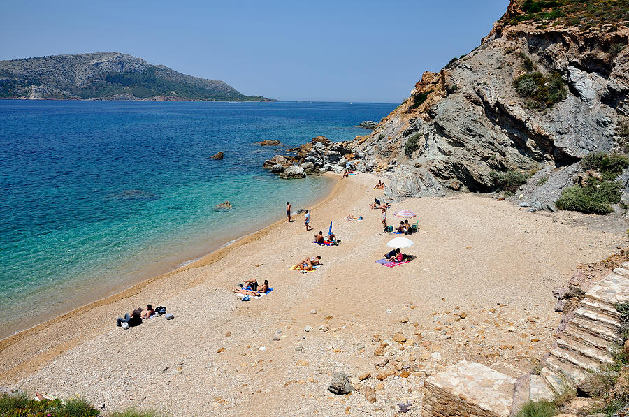 Σαράντα πέντε και… μία παραλίες της Αττικής