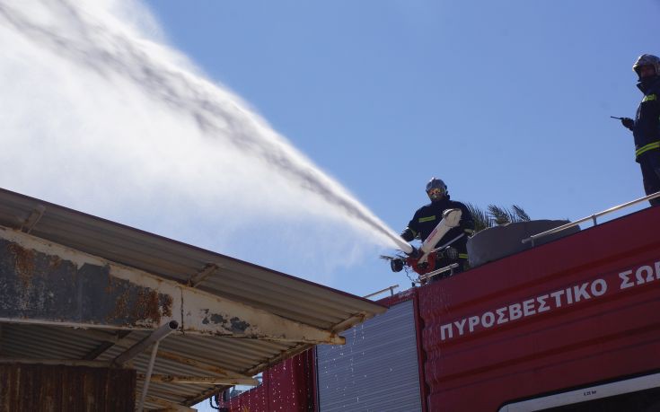 Έλεγχος ρύπων μετά τη φωτιά στο εργοστάσιο χρωμάτων