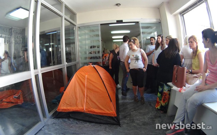 Συμβασιούχοι έστησαν σκηνές μέσα στο υπουργείο Εργασίας