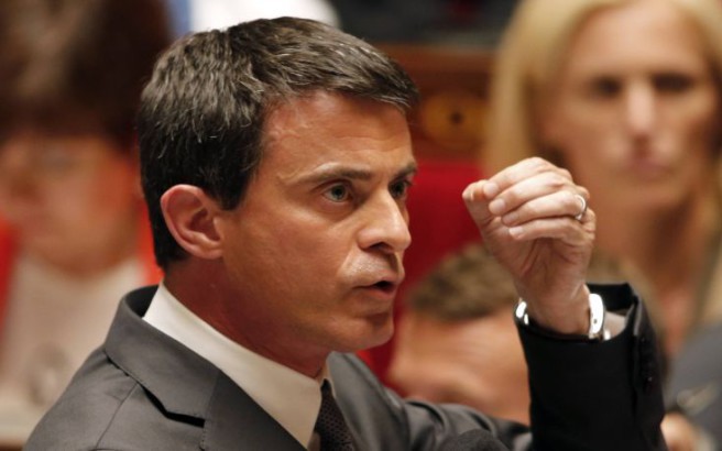 French Prime Minister Manuel Valls gestures as he speaks during the questions to the government session at the National Assembly in Paris, France, June 9, 2015.  REUTERS/Charles Platiau