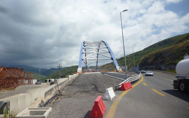 Παραδίδεται στην κυκλοφορία τον Οκτώβριο η τοξωτή γέφυρα στην Τσακώνα