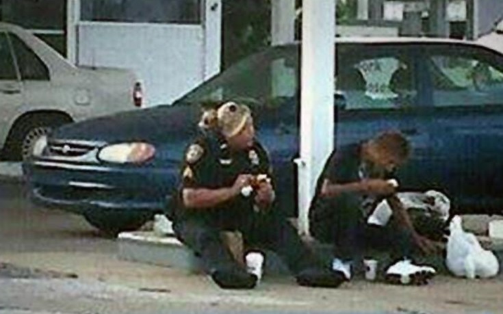Αστυνομικός μοιράστηκε γεύμα με άστεγο