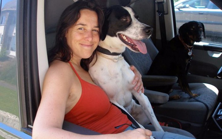 Γυναίκα θα παντρευτεί το σκύλο της μιας και πέθανε ο πρώην άντρας της