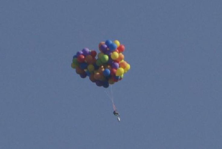 Άντρας κατάφερε να πετάξει με μπαλόνια ήλιου