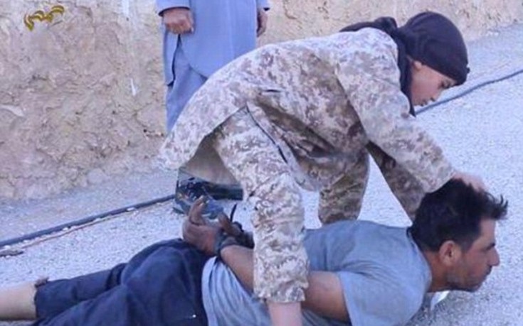 Το ISIS έβαλε νεαρό αγόρι να αποκεφαλίσει έναν άνδρα!