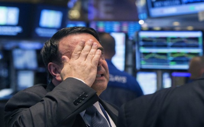 An NYSE official gestures after the resumption of trading following a several hour long stoppage on the floor of the New York Stock Exchange, July 8, 2015.  REUTERS/Lucas Jackson