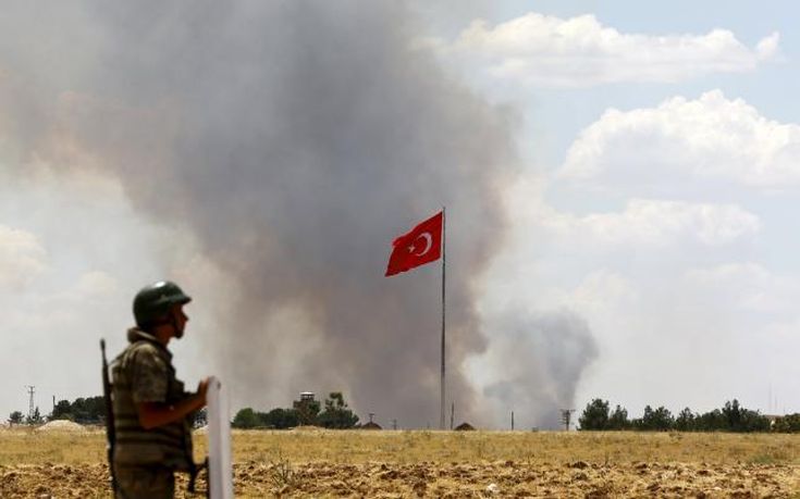 «Σφυροκοπεί» στόχους στα σύνορα με τη Συρία η Τουρκία