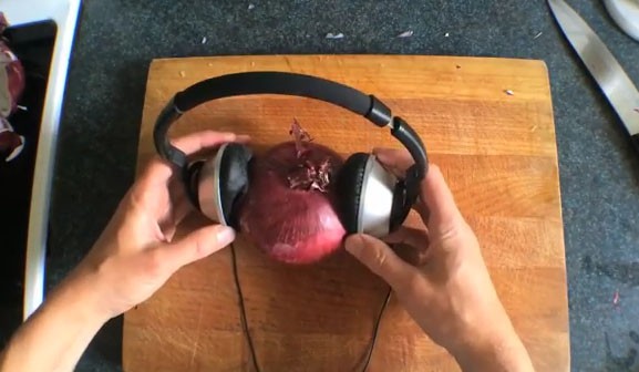 Τρελοί τρόποι για να ψιλοκόψεις το κρεμμύδι