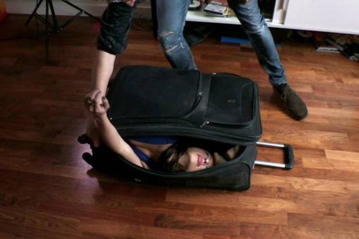 Το κορίτσι που χωράει σε μία βαλίτσα