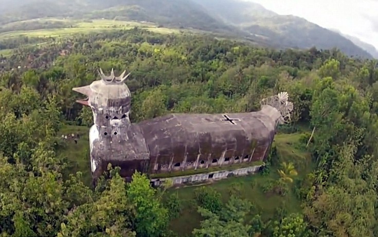 Η εκκλησία-κότα στην καρδιά της ζούγκλας της Ινδονησίας