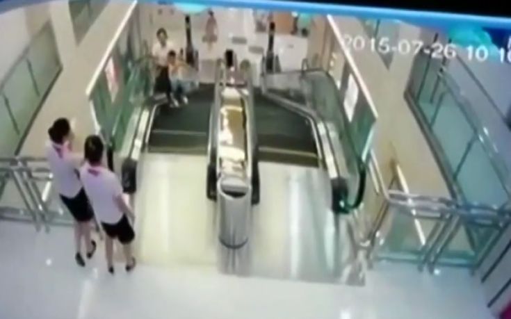 Κυλιόμενες σκάλες «κατάπιαν» νεαρή μητέρα στην Κίνα