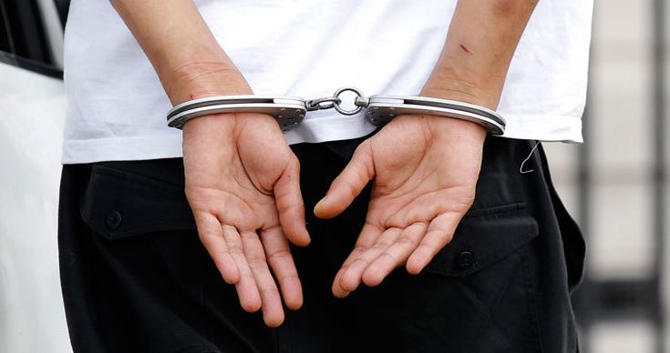 Συνελήφθησαν 3 νεαροί για ληστεία ηλικιωμένης