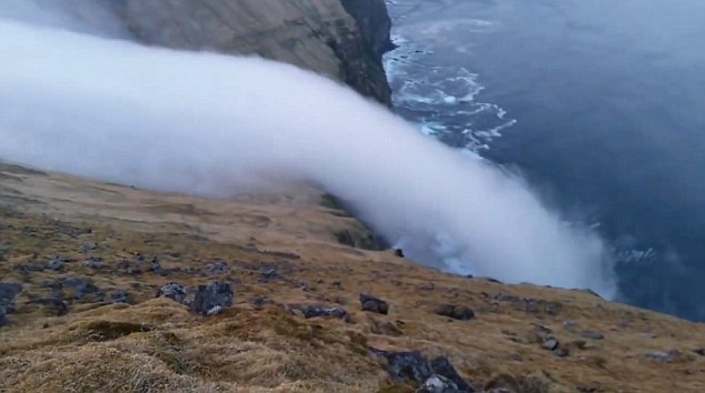 Μαγευτικά πλάνα από μια ομίχλη-«καταρράκτη»