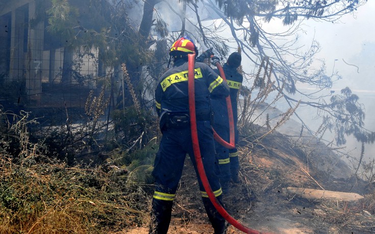 Μαίνεται η φωτιά στους Παλαιούς Πόρους, νέο μέτωπο στην Αιγάνη