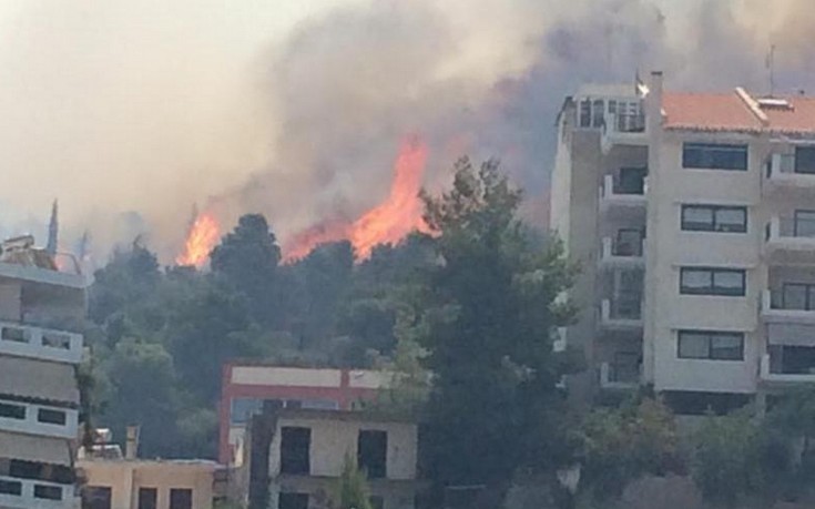 Στα πρώτα σπίτια οι φλόγες στον Υμηττό