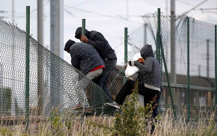 Εκατοντάδες μετανάστες αποπειράθηκαν να εισέλθουν στο χώρο της σήραγγας της Μάγχης