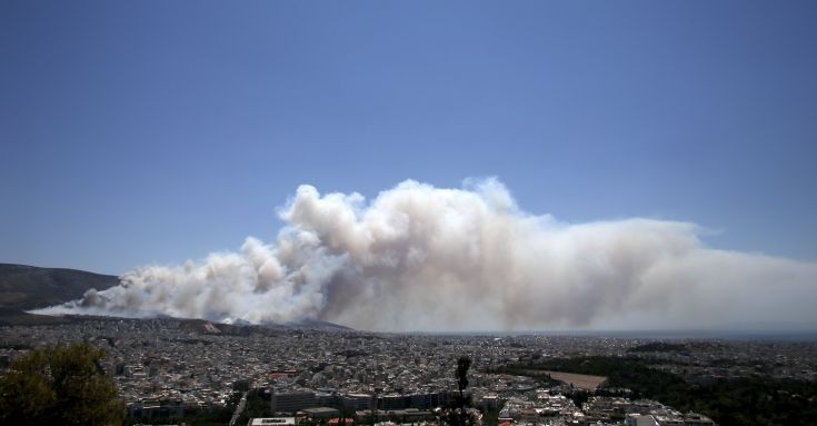 Smoke rises as a wildfire rages at the Kareas suburb, east of Athens, Greece July 17, 2015. Dozens of Athens residents fled their homes on Friday as wildfires fanned by strong winds and high temperatures burned through woodland around the Greek capital, sending clouds of smoke billowing over the city.    REUTERS/Alkis Konstantinidis