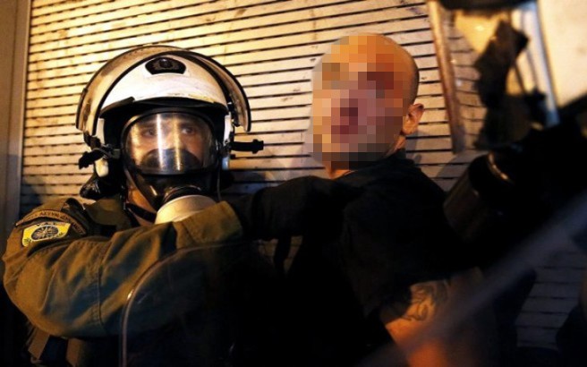 Η εικόνα του ματωμένου διαδηλωτή που κάνει τον γύρο του διαδικτύου