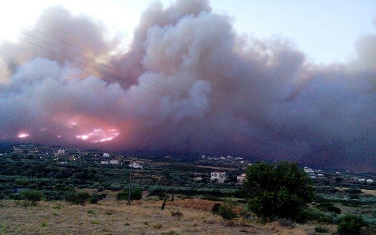 Φωτογραφίες από την πυρκαγιά στη Νεάπολη