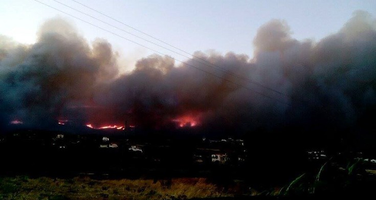 Πληροφορίες για εγκλωβισμένα άτομα στη φωτιά στη Νεάπολη