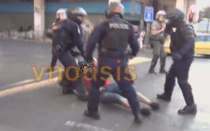 Έρευνα για βίντεο με βίαιη σύλληψη διαδηλωτή στο Σύνταγμα