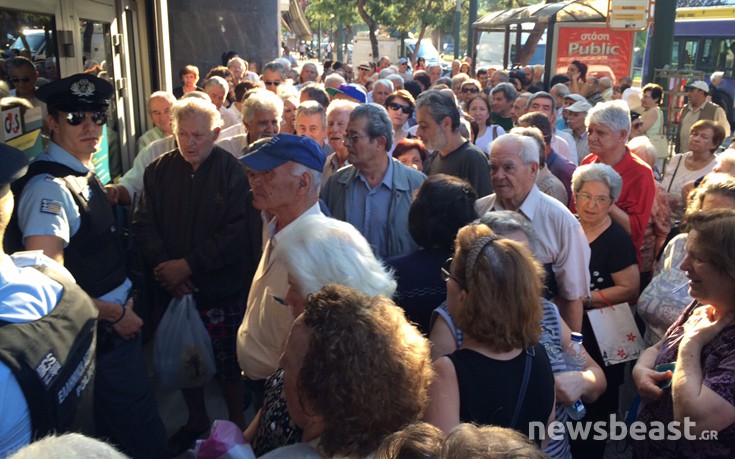 Τρίτη μέρα στην ουρά οι συνταξιούχοι