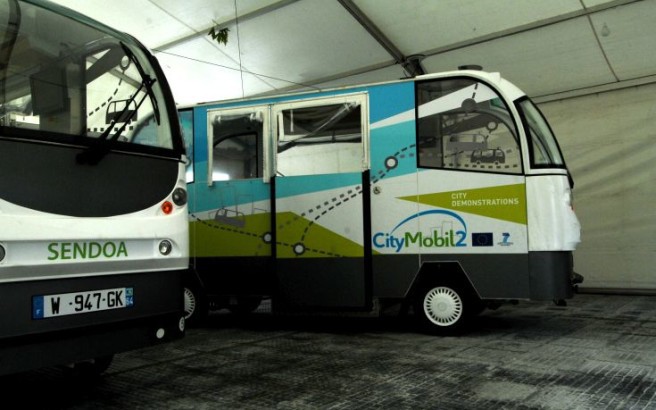 Ôá äýï ðñþôá ëåùöïñåßá ÷ùñßò ïäçãü óôïí åéäéêü ÷þñéï óôÜèìåõóçò óôçí ðüëç ôùí ÔñéêÜëùí ôçí Ôñßôç 30 Éïõíßïõ 2015.  ÁõôÜ ôá ëåùöïñåßá â ôá äýï ðñþôá áðü ôá 6 óõíïëéêþò ôïõ ðñïãñÜììáôïò CityMobile 2 â Ýöôáóáí ôï ìåóçìÝñé óôá Ôñßêáëá. Ìáæß ìå ôïõò åéäéêåõìÝíïõò ÃÜëëïõò ìç÷áíéêïýò êáé ¸ëëçíåò ÷åéñéóôÝò, ôá äýï ï÷Þìáôá êéíÞèçêáí ãéá ëßãï óôéò ü÷èåò ôïõ Ëçèáßïõ, ìÝ÷ñé íá óôáèìåýóïõí óôïí åéäéêü ÷þñï ðïõ ç e-trikala åôïßìáóå, ðßóù áðü ôï õðü êáôáóêåõÞ Ìïõóåßï ÔóéôóÜíç (ðáëéÝò öõëáêÝò). Ôá äýï ëåùöïñåßá åôïéìÜæïíôáé üëç ôçí Ôñßôç, êáèþò ïé áñìüäéïé ôçò ôå÷íïëïãßáò êÜíïõí ôéò ôåëåõôáßåò ñõèìßóåéò. Åðßóçò, ãßíïíôáé ïé ôïðïèåôÞóåéò ôùí êåñáéþí ðïõ èá óôÝëíïõí óÞìá óôéò êåñáßåò ôùí ëåùöïñåßùí êáé öïñôßæïíôáé ïé ìðáôáñßåò ôïõ êÜèå çëåêôñïêßíçôïõ ï÷Þìáôïò. ¼ëï áõôü ôï äéÜóôçìá èá êáôáãñÜöåôáé óôç ìíÞìç ôïõò ôï êÜèå öõóéêü åìðüäéï ðïõ õößóôáôáé óôï ìÞêïò ïëüêëçñç ôçò äéáäñïìÞò, ãéá íá ìðïñåß, óôç óõíÝ÷åéá, íá îå÷ùñßæåé ôá ðñüóèåôá åìðüäéá ðïõ ßóùò áíáêýðôïõí, þóôå íá ñõèìßæåé áíáëüãùò ôçí êßíçóÞ ôïõ.
(EUROKINISSI/ÈÁÍÁÓÇÓ ÊÁËËÉÁÑÁÓ)