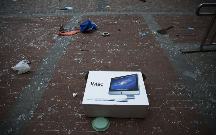 Debris thrown out of windows and shattered glass are seen at the evacuated residential area near the explosion site in Binhai new district in Tianjin, China August 13, 2015. Two huge explosions tore through an industrial area where toxic chemicals and gas were stored in the northeast Chinese port city of Tianjin, killing at least 44 people, including at least a dozen fire fighters, officials and state media said on Thursday. REUTERS/Damir Sagolj