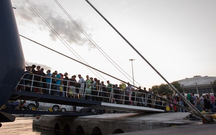 Έτοιμοι να αναχωρήσουν από τα νησιά 6.000 μετανάστες και πρόσφυγες