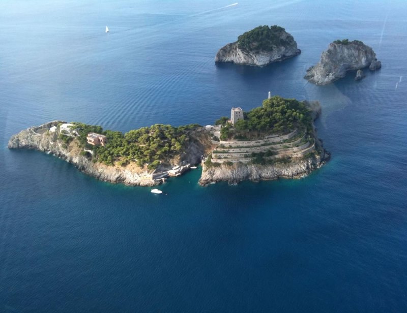 http://www.newsbeast.gr/files/1/2015/08/The-Island-Looks-Like-a-Dolphin-4.jpg