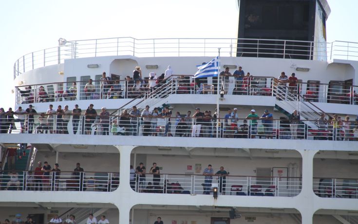 Ακόμα 2.500 πρόσφυγες μεταφέρει στον Πειραιά το «Ελευθέριος Βενιζέλος»