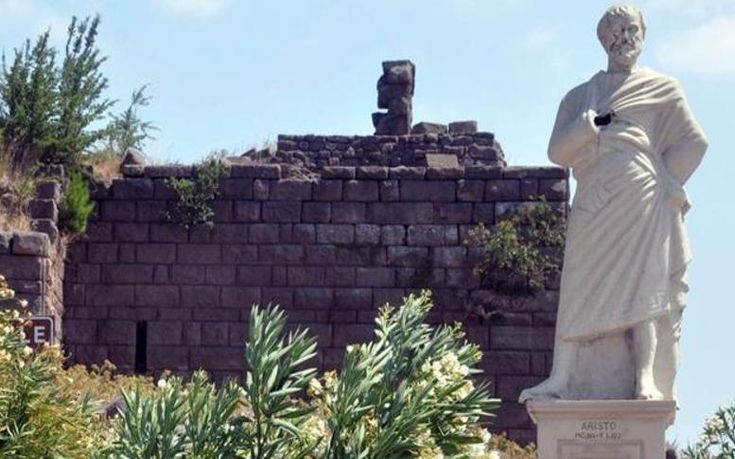 Βανδάλισαν το άγαλμα του Αριστοτέλη στην Σμύρνη
