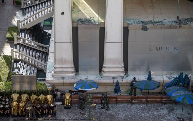 Experts investigate the site of a deadly blast in central Bangkok, Thailand, August 18, 2015. A bomb blast at a popular shrine in Bangkok that killed 22 people including eight foreigners did not match the tactics used by separatist rebels in southern Thailand, the country's army chief said on Tuesday. REUTERS/Athit Perawongmetha