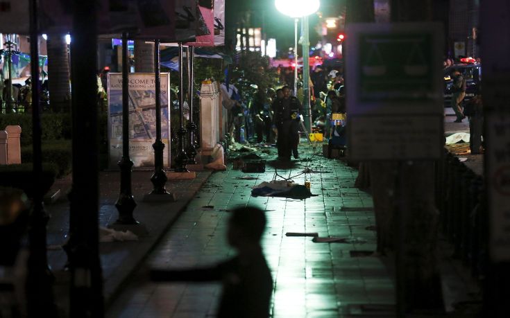 Security forces and emergency workers gather at the Erawan shrine, the site of a blast in central Bangkok August 17, 2015. The bomb planted at one of the Thai capital's most renowned shrines on Monday killed 16 people, including three foreign tourists, and wounded scores in an attack the government called a bid to destroy the economy. REUTERS/Chaiwat Subprasom