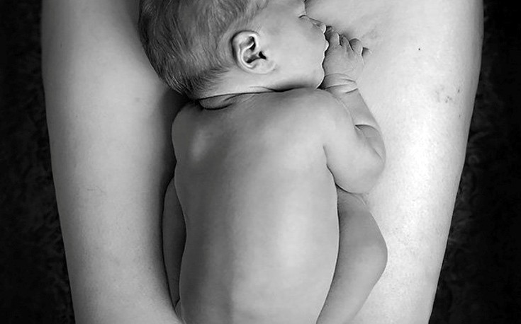 Μωρό κοιμάται κάτω από το σημάδι της καισαρικής της μητέρας του