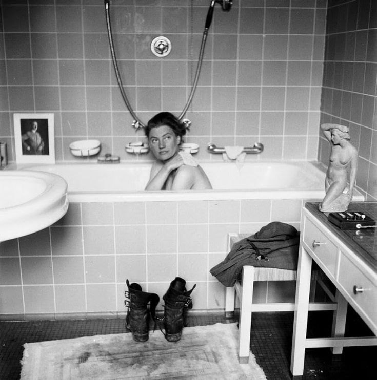 Η φωτορεπόρτερ που φωτογραφήθηκε στη μπανιέρα του Χίτλερ