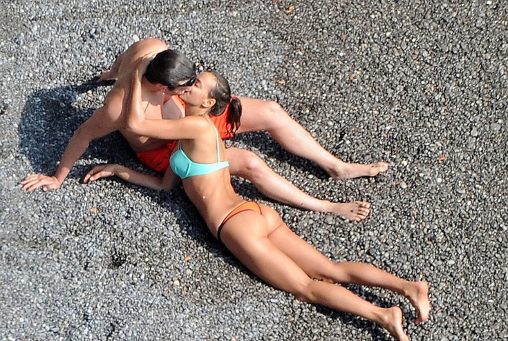 Τα παθιασμένα φιλιά της Irina Shayk στην παραλία