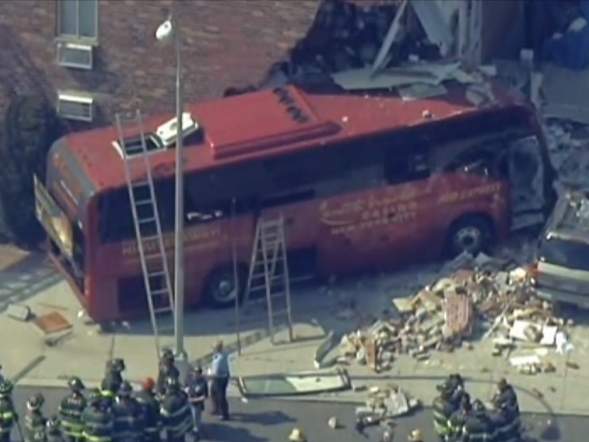 Λεωφορείο «καρφώθηκε» σε κτήριο στη Νέα Υόρκη