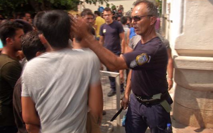 Αστυνομικός που χαστούκισε μετανάστη: Εγώ τον «χάιδεψα»