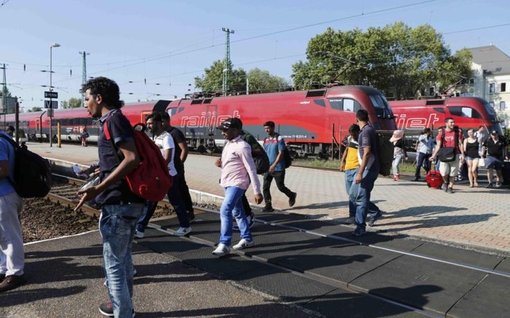 Τέσσερα τρένα με πρόσφυγες πέρασαν τα σύνορα της Ουγγαρίας