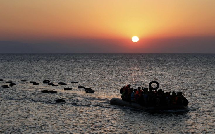 A dinghy overcrowded with Syrian refugees approaches a beach on the Greek island of Kos after crossing a part of the Aegean sea from Turkey to Greece, August 13, 2015. The United Nations refugee agency (UNHCR) called on Greece to take control of the "total chaos" on Mediterranean islands, where thousands of migrants have landed. About 124,000 have arrived this year by sea, many via Turkey, according to Vincent Cochetel, UNHCR director for Europe.  REUTERS/Yannis Behrakis  TPX IMAGES OF THE DAY