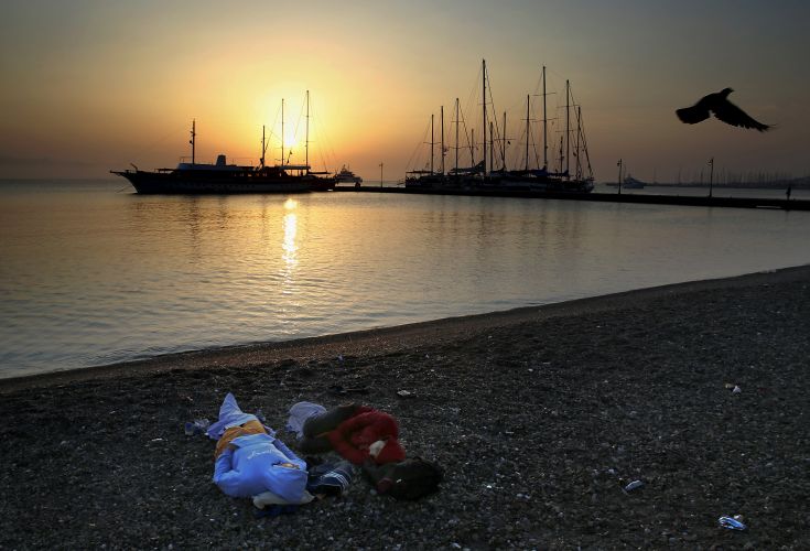Syrian refugees sleep at a beach near the port on the Greek island of Kos after crossing a part of the Aegean Sea between Turkey and Greece on a dinghy, August 8, 2015.  The U.N refugee agency, UNHCR, estimates that Greece has received more than 107,000 refugees and migrants this year, more than double its 43,500 intake of 2014. REUTERS/ Yannis Behrakis
