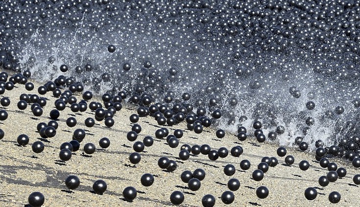 Εκατομμύρια&#8230; μπαλάκια στη μάχη κατά της ξηρασίας στο Λος Άντζελες