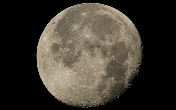 Ο Διεθνής Διαστημικός Σταθμός μια κουκκίδα στο φεγγάρι