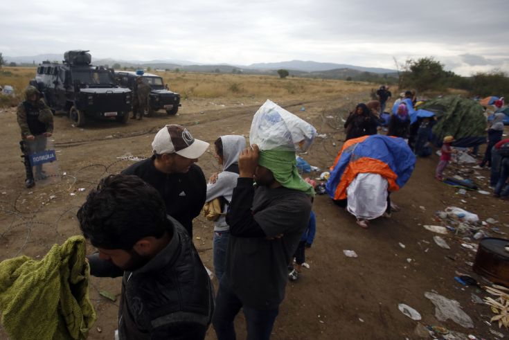 Κατά εκατοντάδες περνούν τα σύνορα της ΠΓΔΜ οι πρόσφυγες