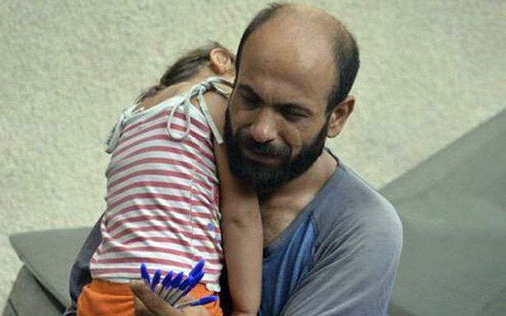 Σύρος πρόσφυγας πουλούσε στυλό με τη κόρη του και βρέθηκε με χιλιάδες δολάρια